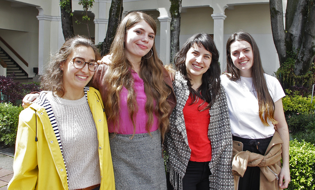 Fotografía a color de estudiantes UPN, grupo de mujeres como referente de la temática relacionada